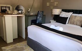 Cozy Urban Oasis In Hatfield